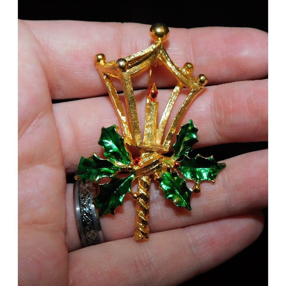 Corel Vintage Holiday Lamp Brooch With Holly
